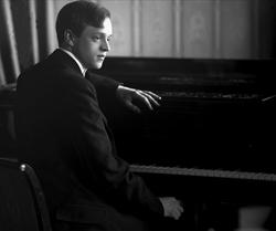 Portrett, Nils Larsen ved flygelet.