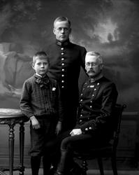 Gruppeportrett, militærfamilie, tre generasjoner, Olaf Trygv
