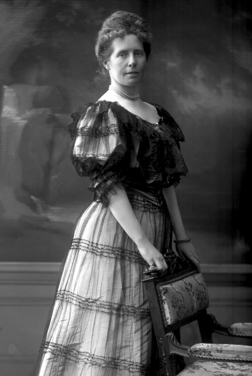Portretter, kvinne i kjole med chiffon. Fru konsul Klaumann.