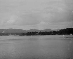Fjorden, med båter på vannet. Parti Fra Østøen.