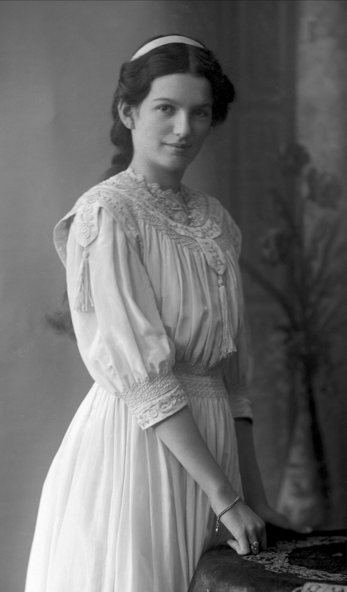 Portrett, Astrid Eyde i lys kjole.