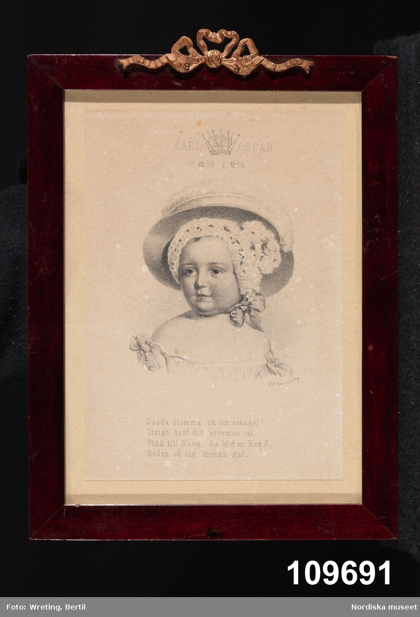Porträtt, bröstbild, barn i hatt med brätte och plym.
