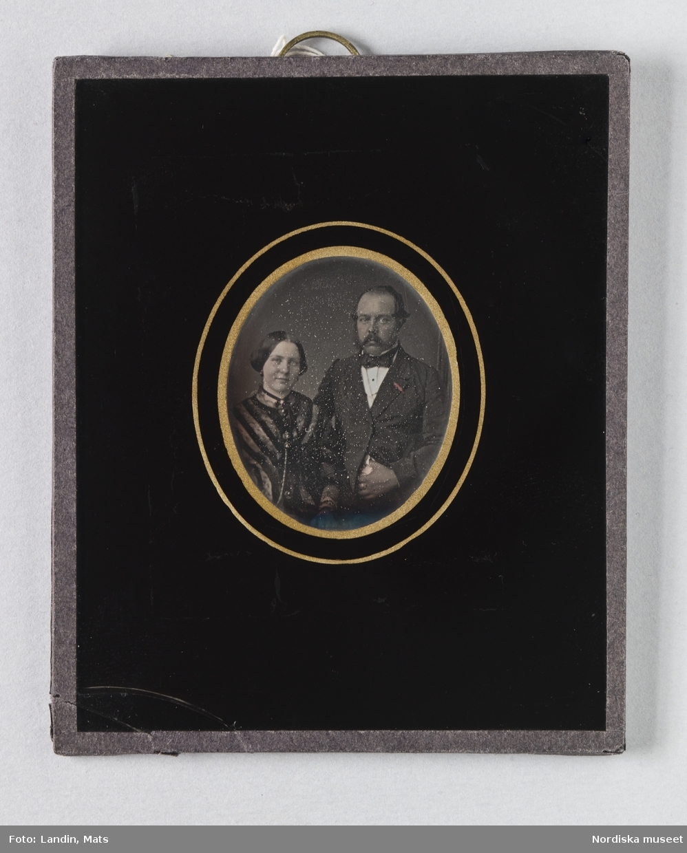 Porträtt av okänt par, dagerrotyp / daguerreotyp, 1850-tal.  Nordiska museet inv.nr 111067.
-
Portrait of unidentified couple, 1850s. Sixteenth-plate daguerreotype.