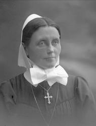 Portrett, sykepleier. Søster Petrine Johannesen.