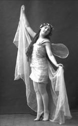 Portrett, danser i drakt med vinger. Frøken Gunvor Gram.