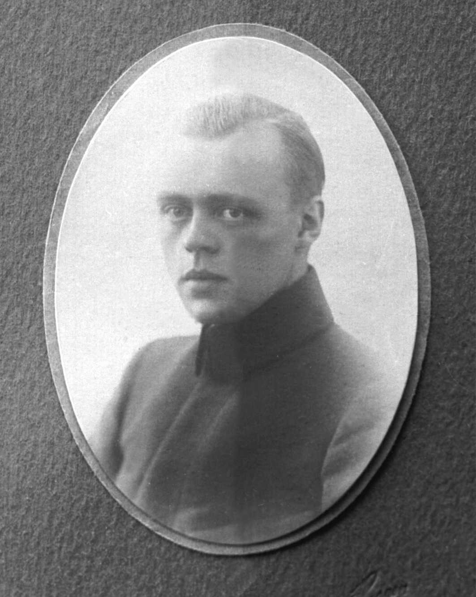 Portrett, fire eksponeringer, mann i kadettuniform. Leif Andersen.