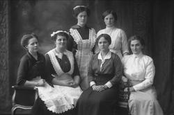 Gruppeportrett, seks tjenestepiker i uniform. Personale fra 