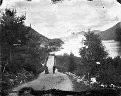 Tinnoset, Gransherad, Notodden, Telemark. Par gående på vei 