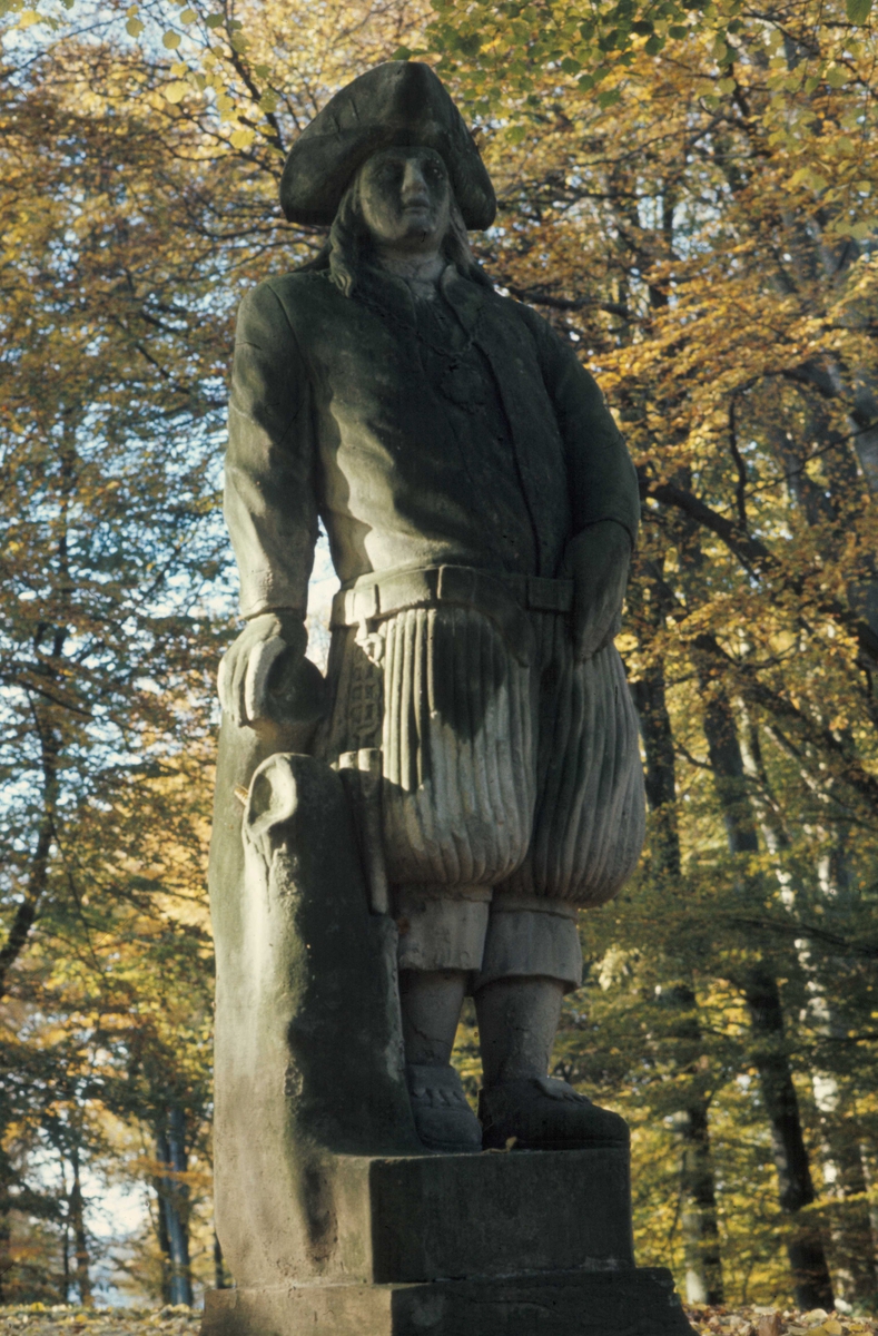 Statue i Nordmandsdalen på Fredensborg slott, Danmark. Fotografert 1968. Drakt fra Vinje, Telemark.