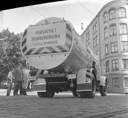 Oslo Sporveier, rengjøring av trikkeskinner, Oslo 1956.
