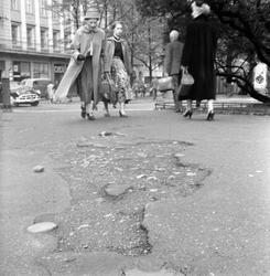 Bygate, hull i asfalten, ant. Oslo, september 1956.