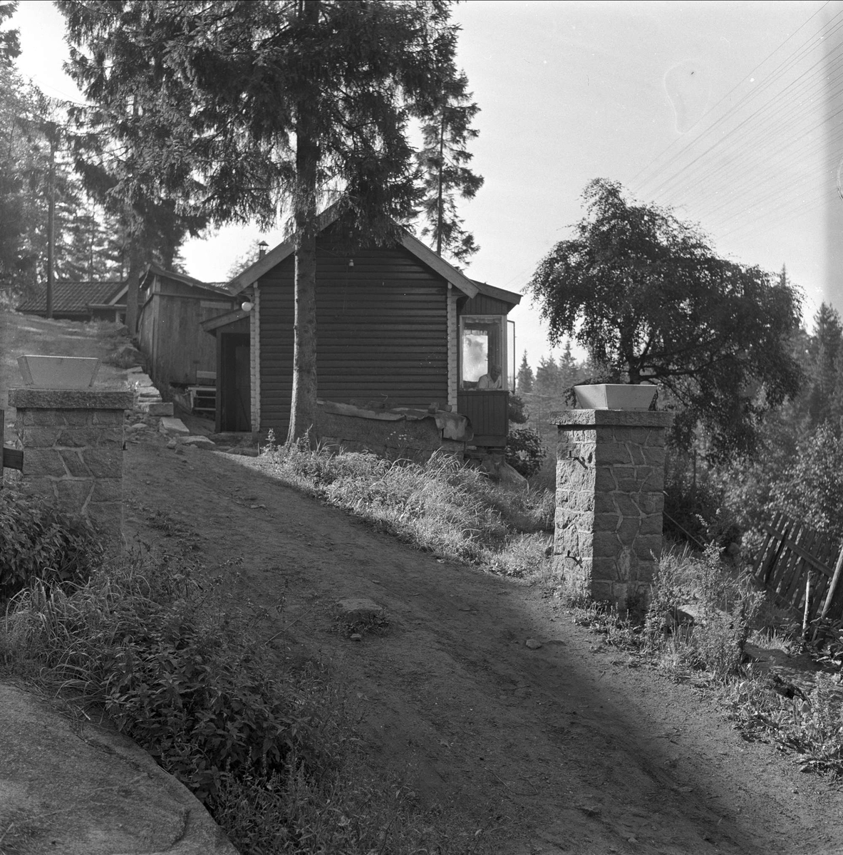 Hus i skråningen, bil ved veikanten, Oslo, 03.09.1958.