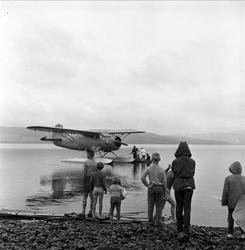 Mennesker på strand med sjøfly. Juli.1959. Dagblad frokost p