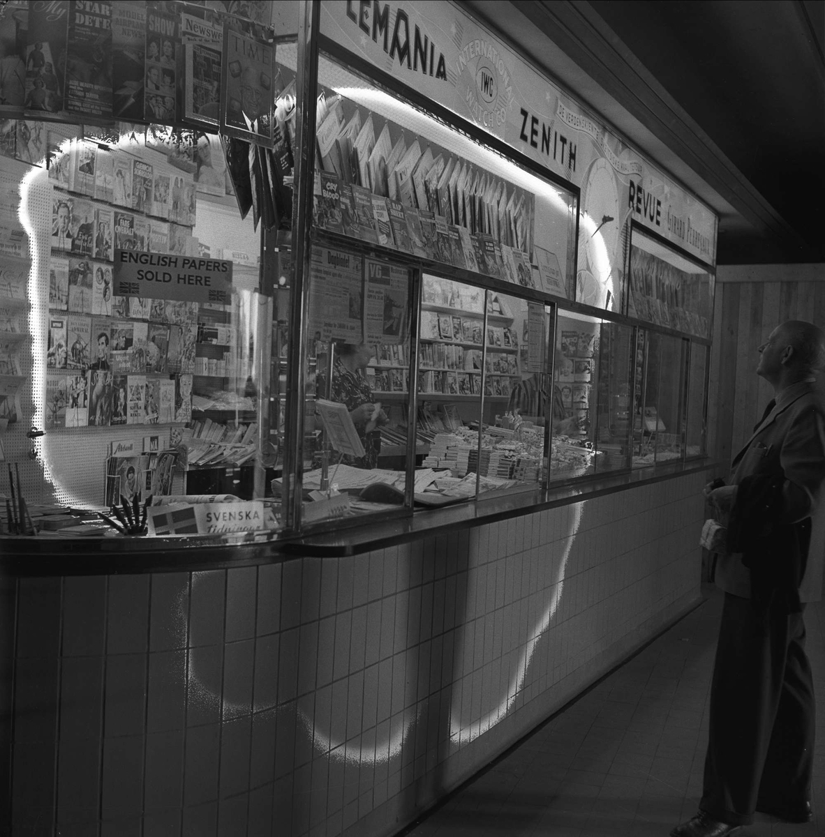 Mann foran kiosk. Oslo 14.07.1958. Bølerbanen åpnet.