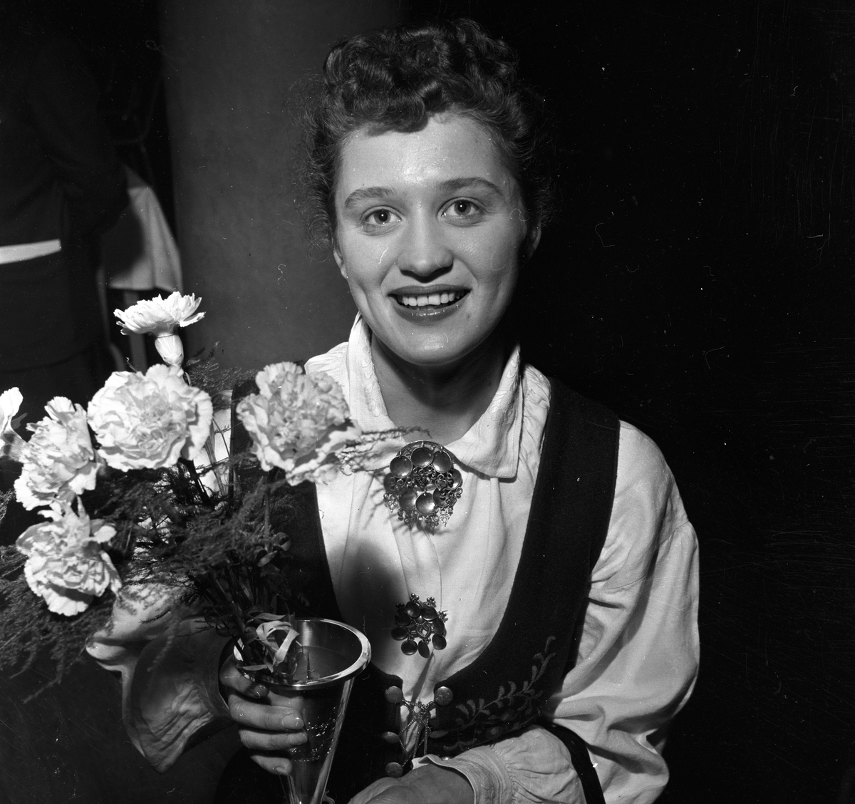 Kvinne med blomster og pokal 30.11.1953. Bygdelag, Norefjellaget.