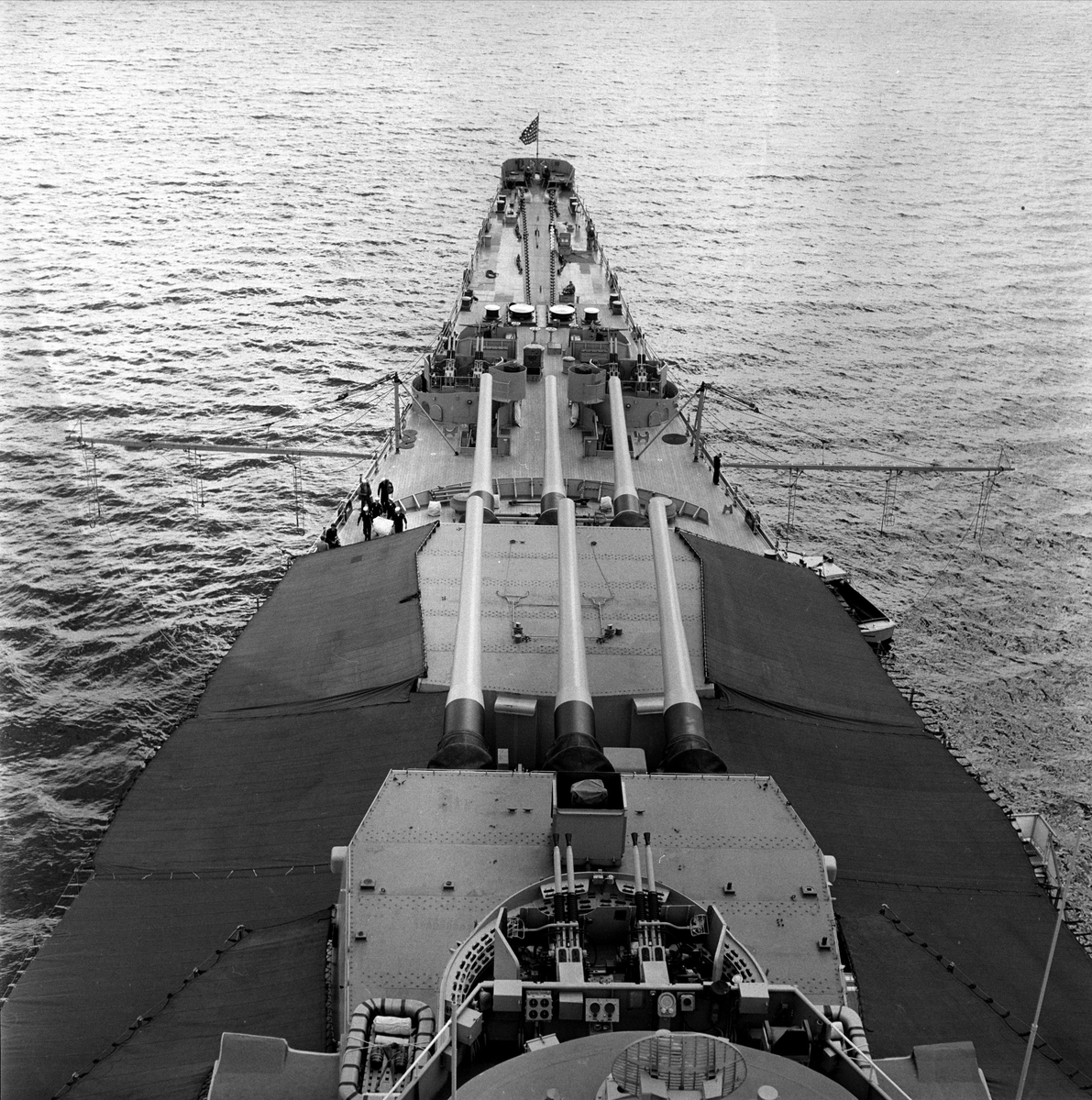 "Missouri" Amerikansk krigsskip. Fra dekk med kanoner. 18.06.1951.