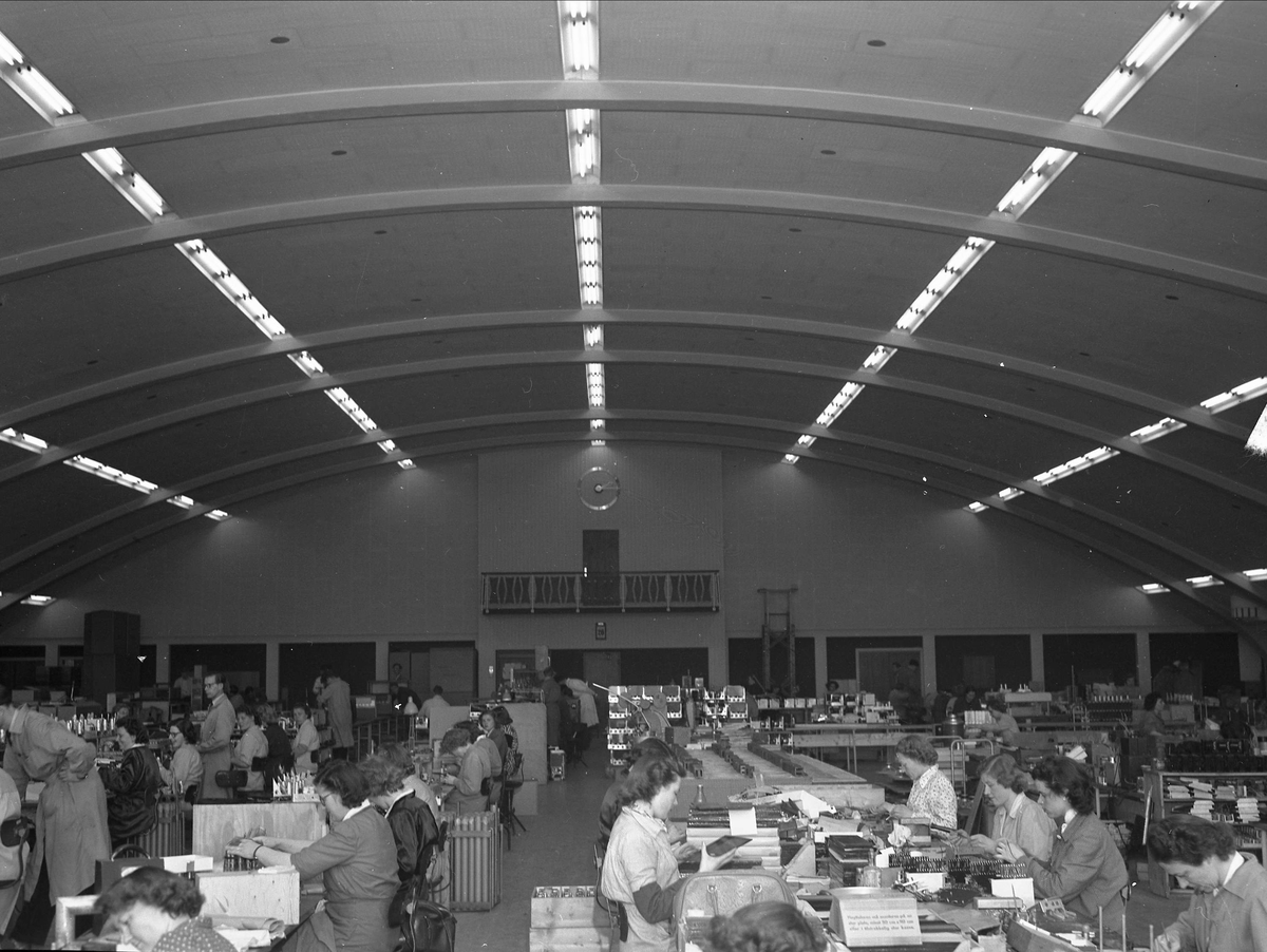 Tandberg Radiofabrikk(1933-1978), Kjelsås, Oslo, 05.07.1954. Fabrikkhall med arbeidere.