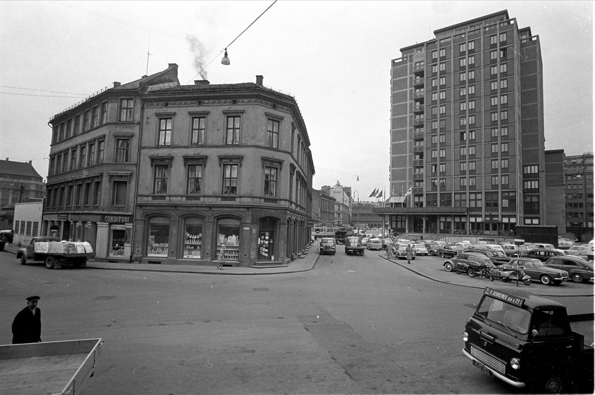 Bygård fotografert mot Jernbanetorget i 1961, med gamle Viking hotell til høyre.