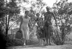 Damer i shorts, Drøbak juli 1959. Kvinner i sommerkjoler.