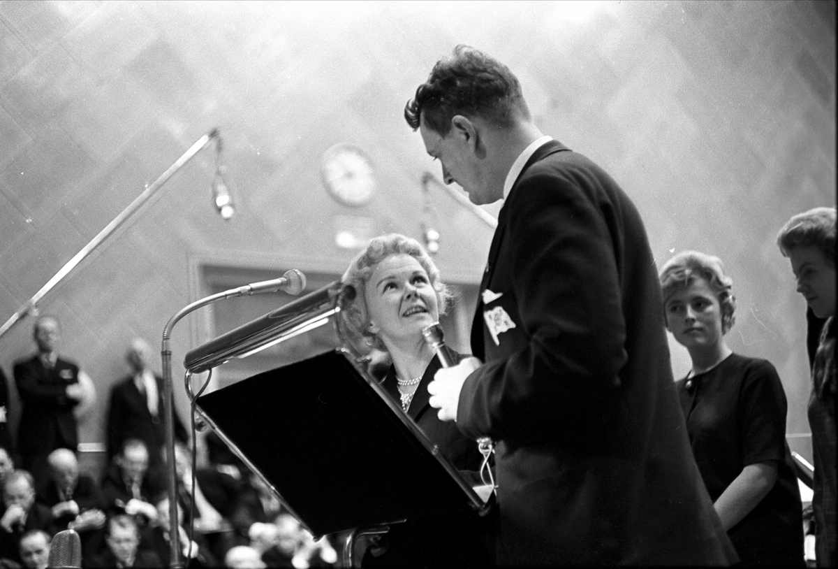 Kringkastingens "Vi går ombord", juleprogram, Oslo, 24.12.1962. Erik Bye snakker med kvinne.