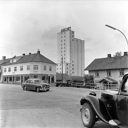 Mysen, Eidsberg. 26.08.1960. Bygninger, kornsilo og biler av