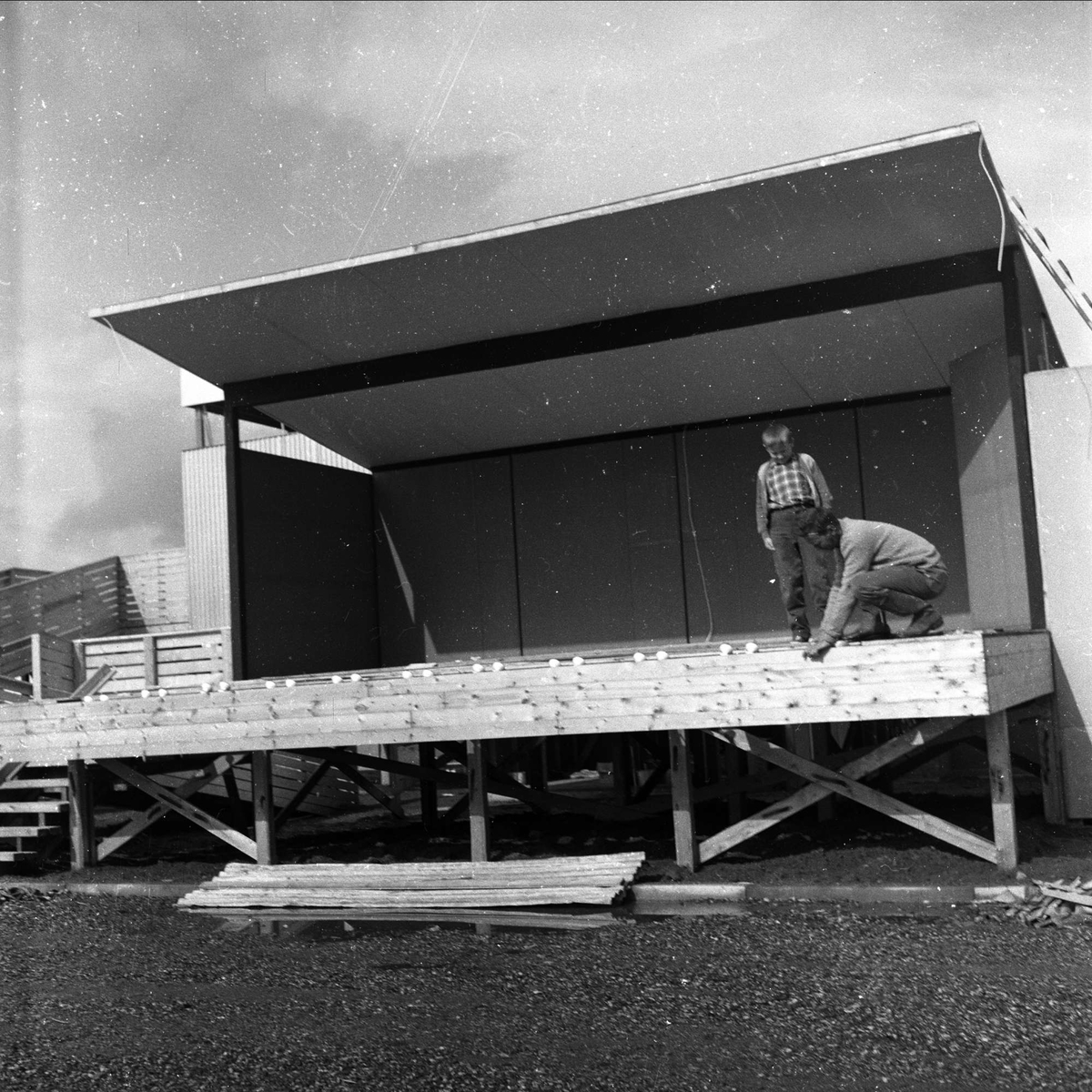 Jubileumsutstilling på Lillestrøm, Skedsmo, Akershus, 31.07.1958. Arbeidere som  bygger scene.