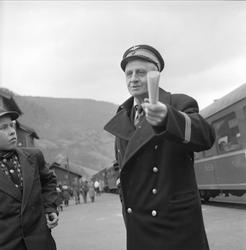 Otta, Sel, Oppland. Jernbanestasjon, jernbanemann og tog.