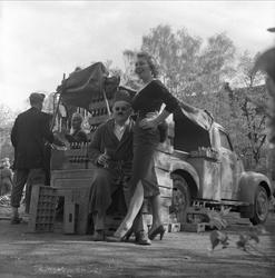 Karl Johans gate, Oslo, 17.05.1956. Mennesker venter på russ