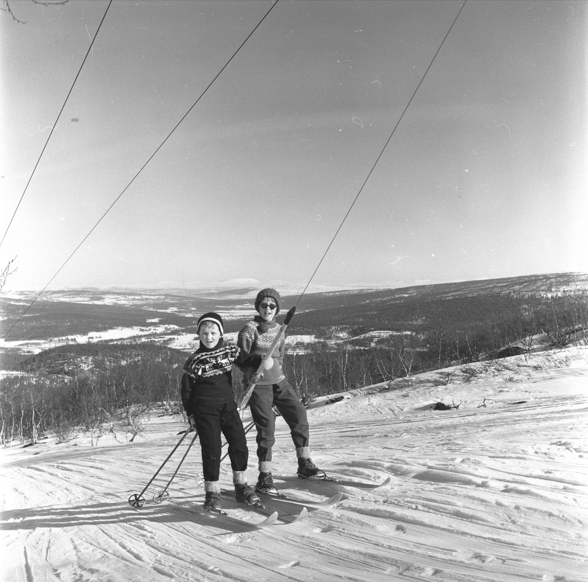 Hummelfjell, Os, Hedmark. Skiløpere i skitrekk.