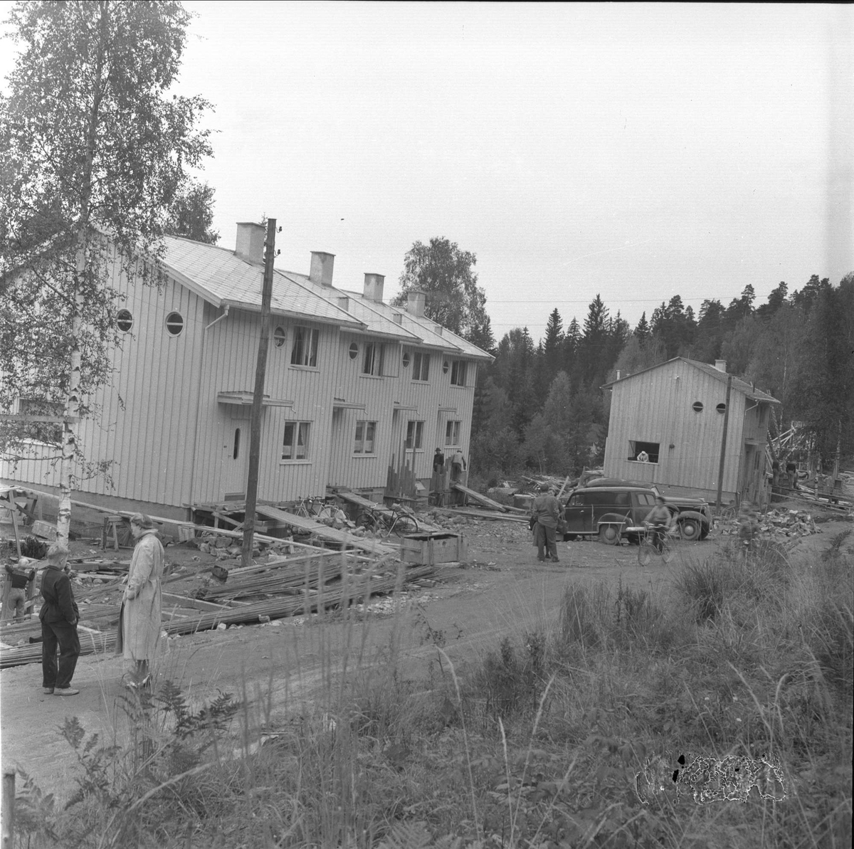 Rekkehusbebyggelse oppført innerst i Holteveien i Oppegård. Nybygg i boligstrøk med anleggsarbeid og biler.