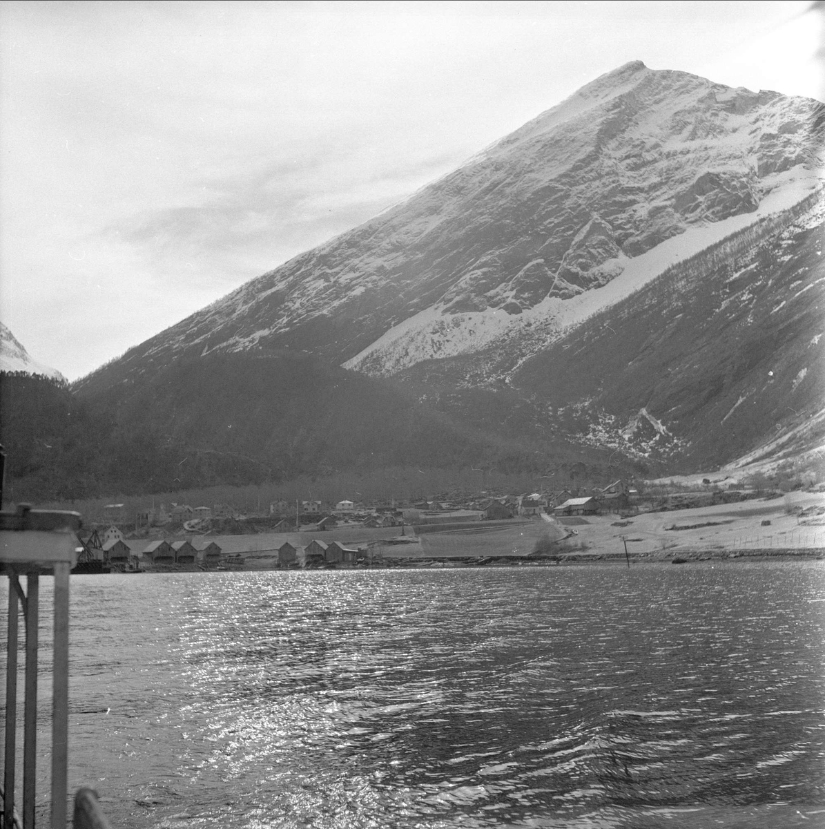 Tafjord, Norddal, Møre og Romsdal. Landskap med bebyggelse.
