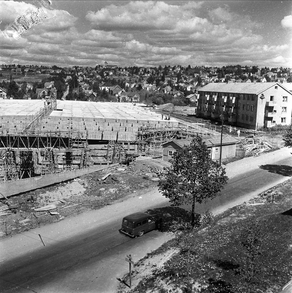 Byggearbeider i forbindelse med trikkestallen på Storo i Oslo i 1955.