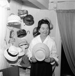 Pilestredet 18, Oslo. Peckelgården. Hattebutikk. Kvinne med 