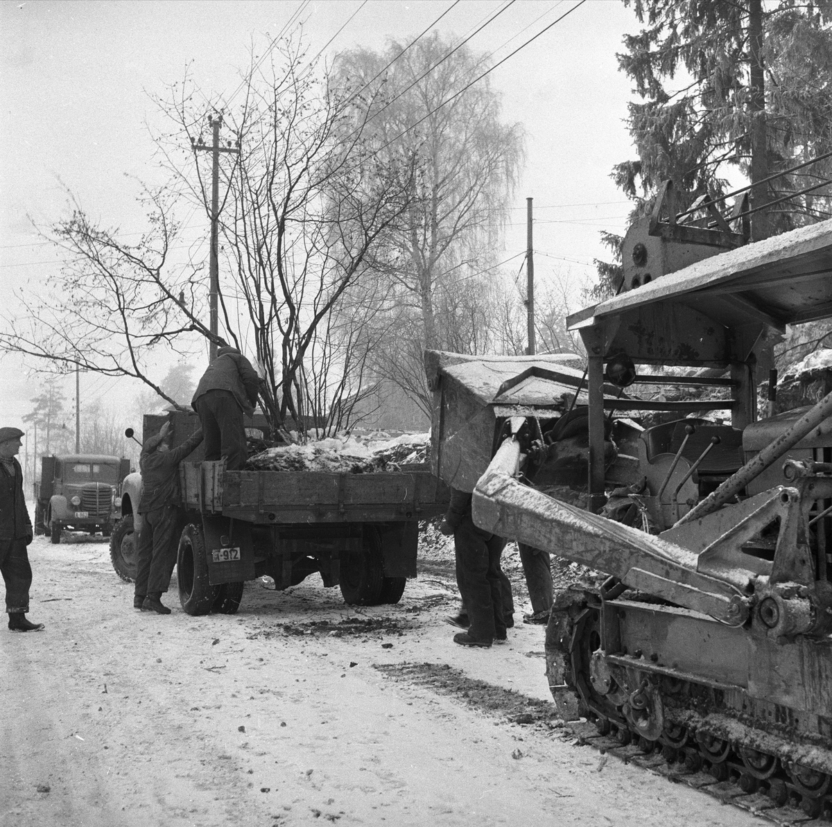 Nordbergveien, Oslo, 29.02.1956. Veiutvidelse. Lastebil og bulldoser.