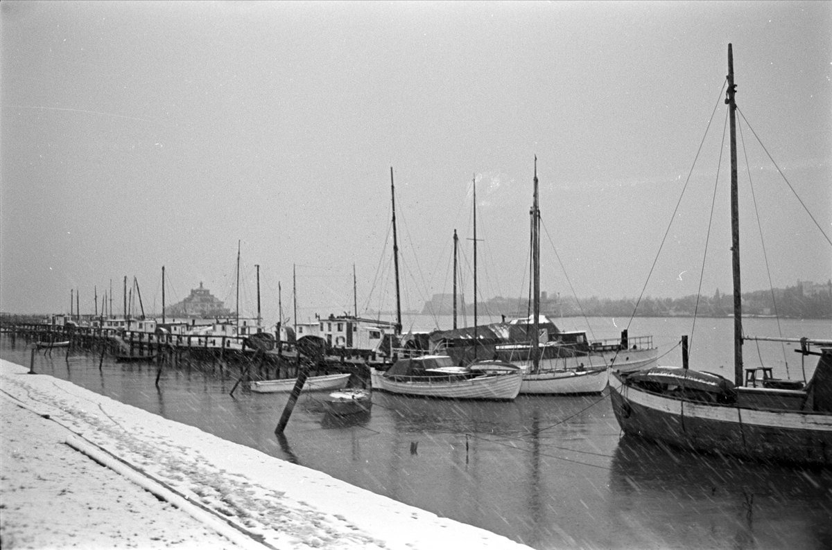 Oslo,desember 1966, fiskebåter ved strandpromenaden.