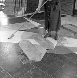 Oslo, 1958. Gulvet til Geologisk institutt på Blindern vaske