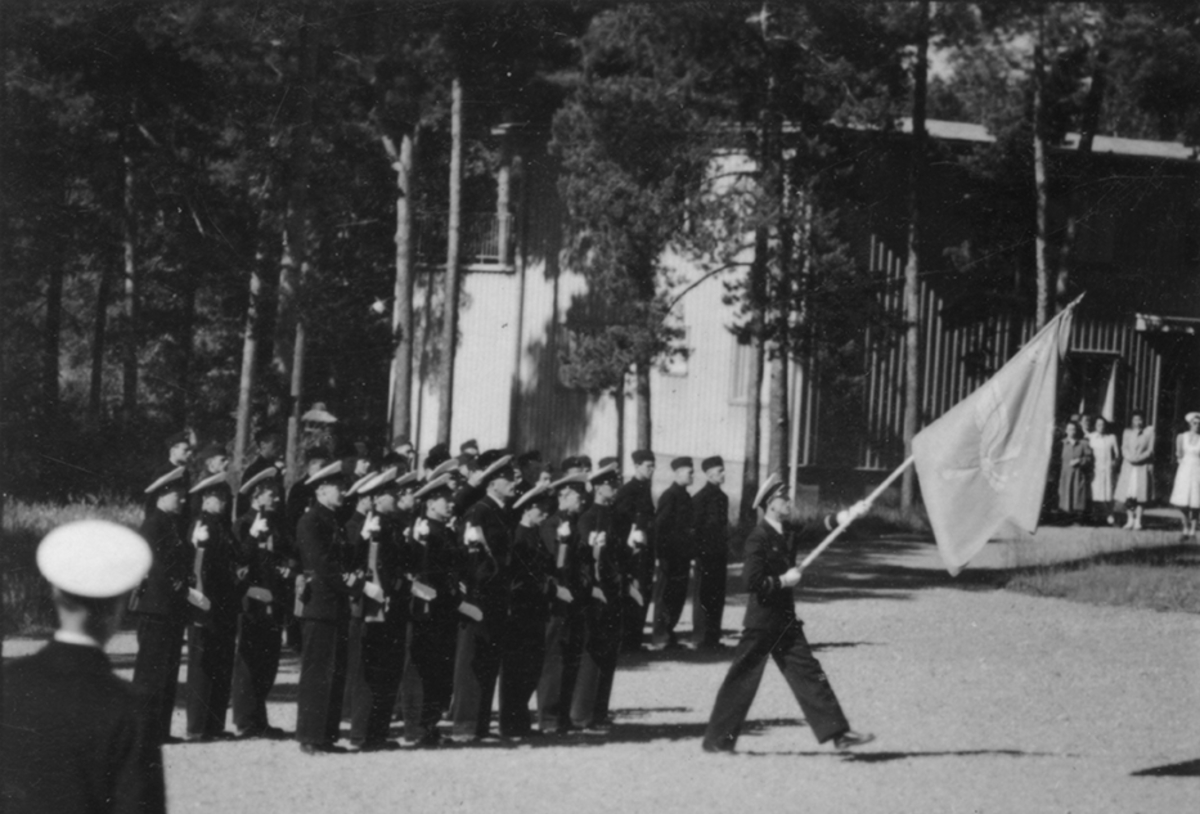 Korum vid kung Gustaf V:s födelsedag, 1943. Militärer i grupperad samling på gårdsplan på F 2 Roslagens flygflottilj.