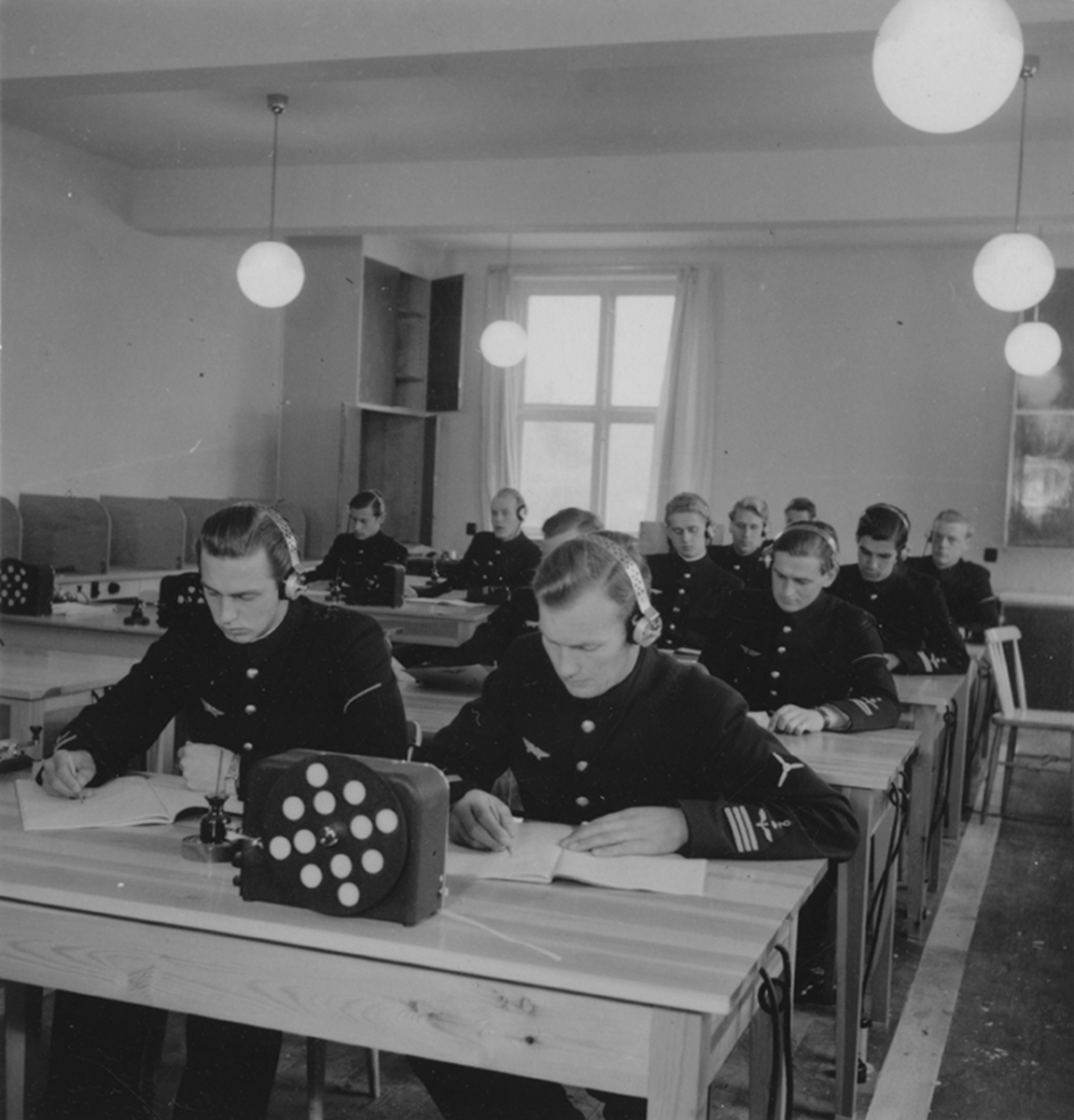 Radiolektion under grundläggande flygslagsutbildning, GFSU,  vid F 2 Roslagens flygflottilj, 1943. Elever i skolbänken.