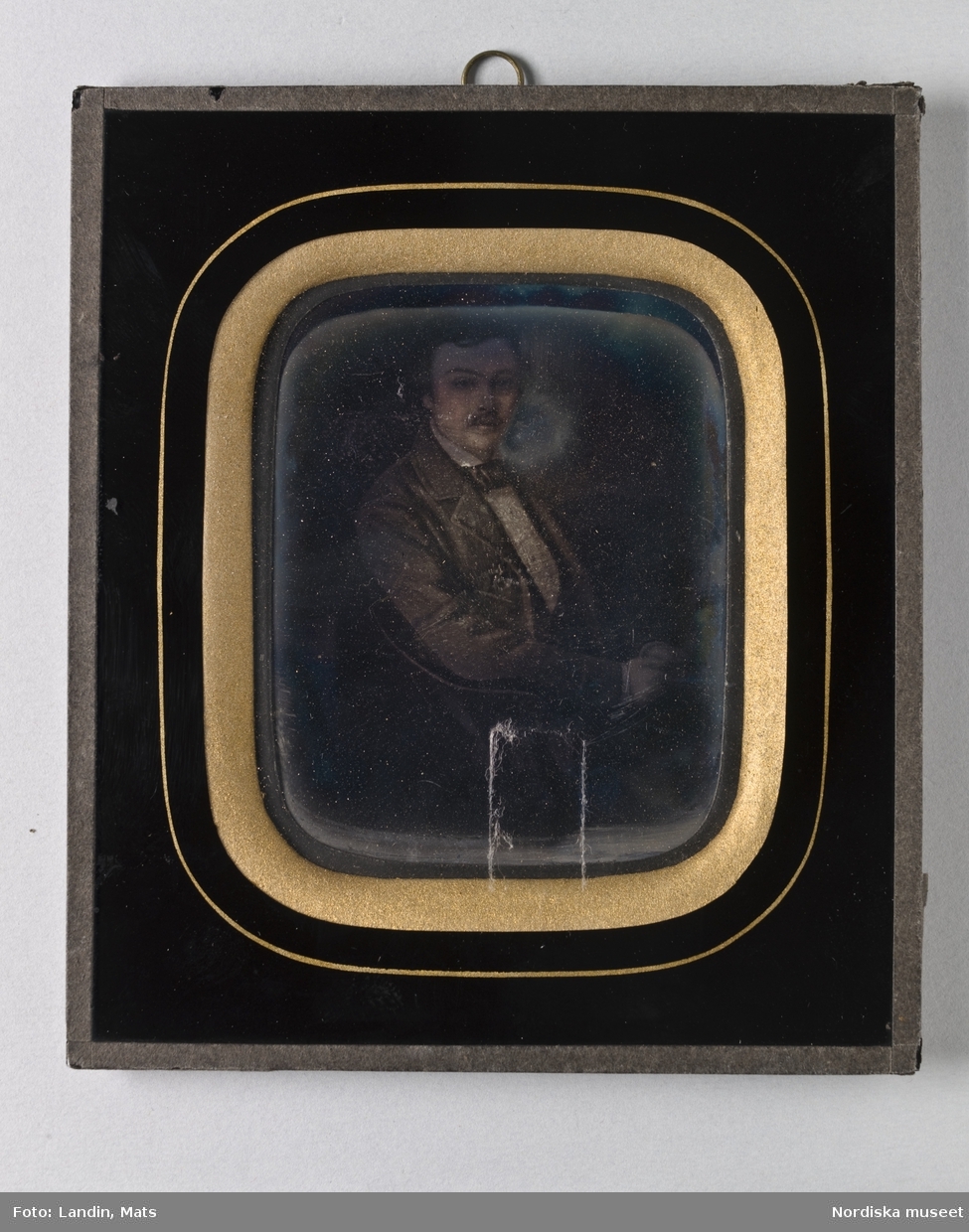 Porträtt av B. Wilhelm Magnus (1833-1852). Mustasch, klädd i bonjour och vit skjorta. Dagerrotyp / daguerreotyp i ram.
Nordiska museet inv.nr 257830
-
Portrait of B. Wilhelm Magnus (1833-1852). Sixth-plate daguerreotype.