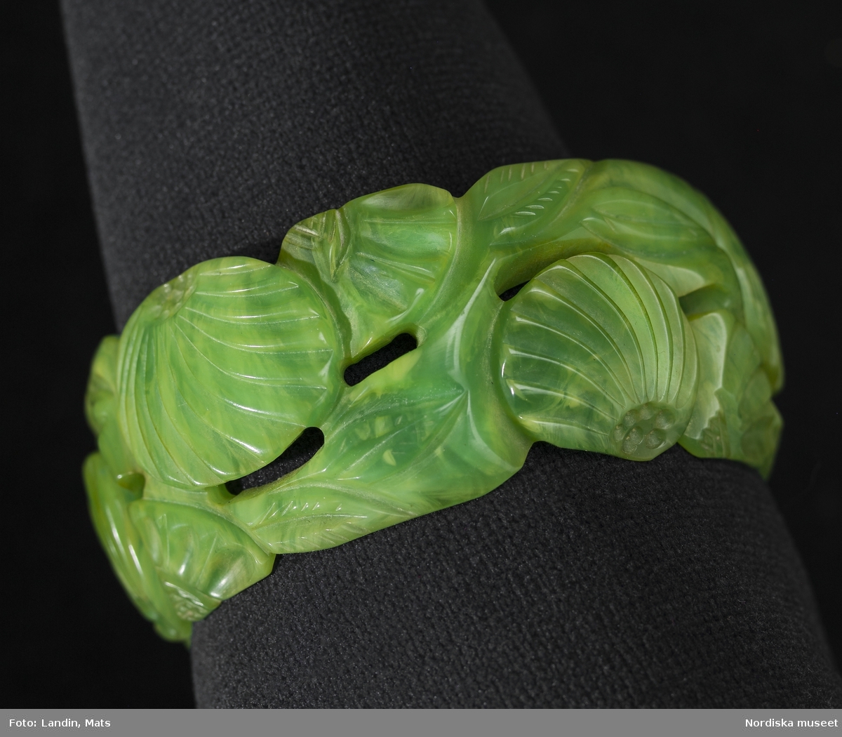 Smycke. Grön armring av bakelit från ca 1935, imiterande jade. Föremål ur Nordiska museets samlingar :inv.NM.0270255. Fotograferat för utställningen Smycken med öppningsdatum 2012-09-14.