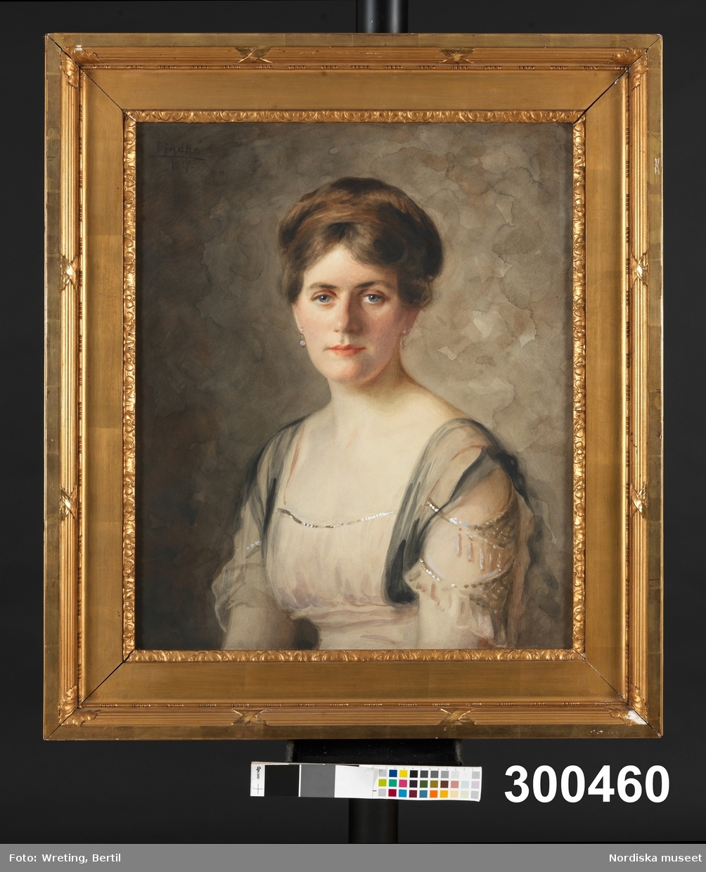 Porträtt av kvinna, bröstbild, med ansiktet en face, örhängen.