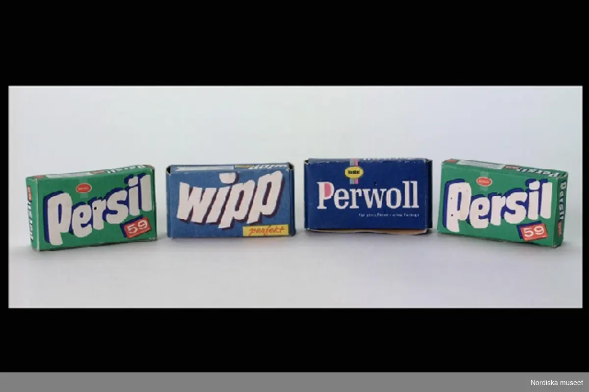 Inventering Sesam 1996-1999:
L 5,2  B 3 (cm) 
Tvättmedelpaket, leksak, 4 st små rektangulära kapslar av papp i flerfärgstryck. Två paket med text "Persil" mot grön botten, ett paket med text "Perwoll" mot mörkblå botten och ett paket med text "Wipp"mot blå botten. Tvättinstruktioner m.m. på sidorna.
Barnen använde förpackningarna när de lekte affär, se inv.nr. 319.312-319.316
Ingår i leksakssamling, skänkt av fru Ulla Weir.
Bilaga
EB 1993
Anna Womack 1996