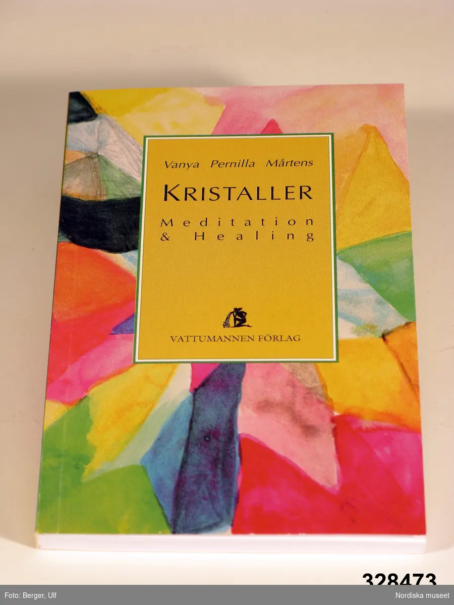 En bok med titeln Kristaller. Meditation och healing, utgiven av Vattumannens förlag. Bokens framsida pryds av en akvarellmålning föreställande kristaller och stenar i olika färger. 96 sidor. Första upplagan 1988, andra utökade upplagan 1992, fjärde tryckningen 1998.

Boken har använts av brukaren som instruktionsbok i samband med kristallhealing. Brukare är Vanya Pernilla Mårtens, en kvinna i 40-årsåldern som utför andlig terapi i olika former och tillsammans med andra terapeuter bedriver den alternativterapeutiska behandlingskliniken Satori på Linnégatan i Stockholm.

Föremålet ingår i ett dokumentationsprojekt kring New Age och dess kopplingar till 1968-rörelsen utfört av Anna Asplund och Lena Kättström Höök oktober 2003 - januari 2004. Föremålet ingår i en serie av andra föremål insamlade från Vanya Pernilla Mårtens alternativterapeutiska verksamhet. I dokumentationen ingår också intervjuer, deltagande observationer, fotografier och föremål från ett antal olika tillfällen.  
/Anna Asplund och Lena Kättström Höök november 2003