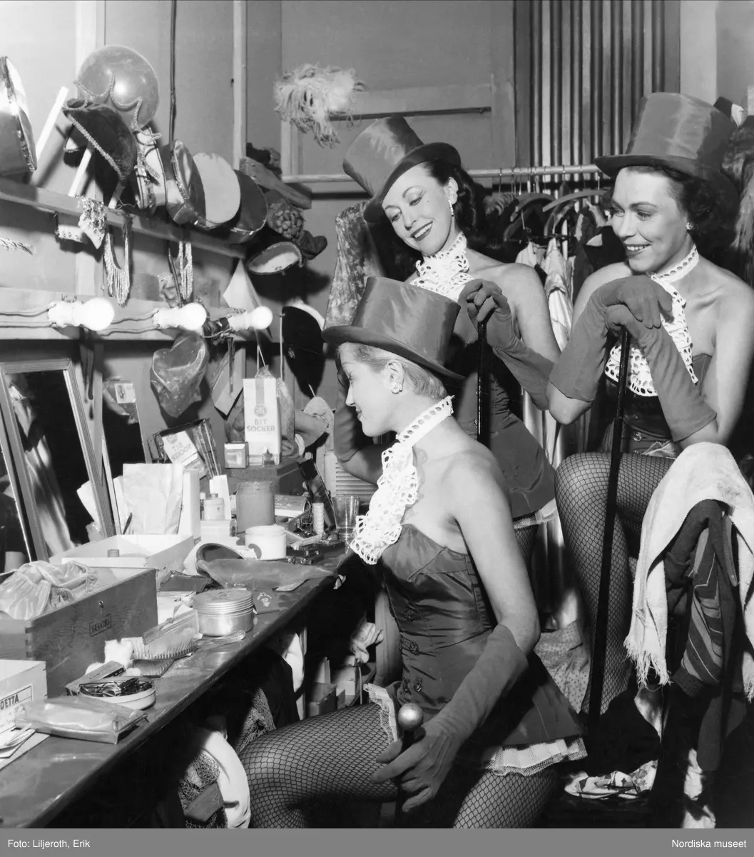 Tre varitedansöser i en sminkloge i Malmö.