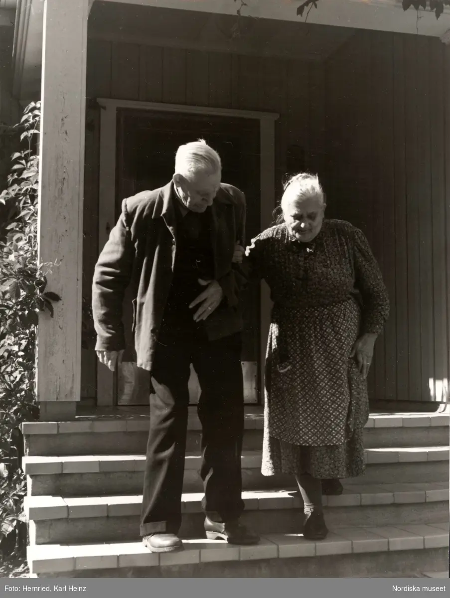 Östertälje ålderdomshem i Södermanland. Äldre man och kvinna går nedför trappa. Exteriör