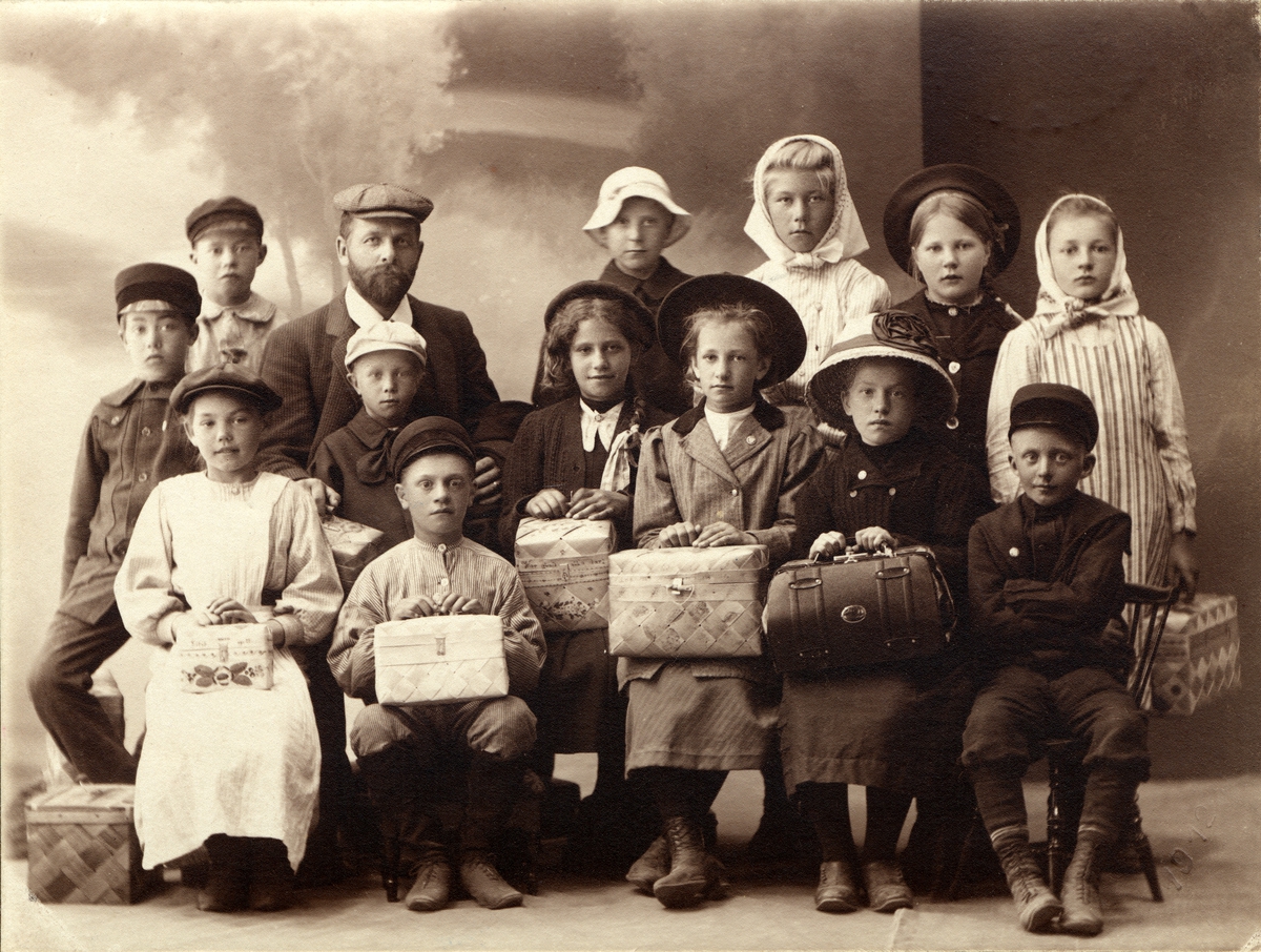 Skolresebarn från Karungi i Norrbotten tillsammans med sin lärare