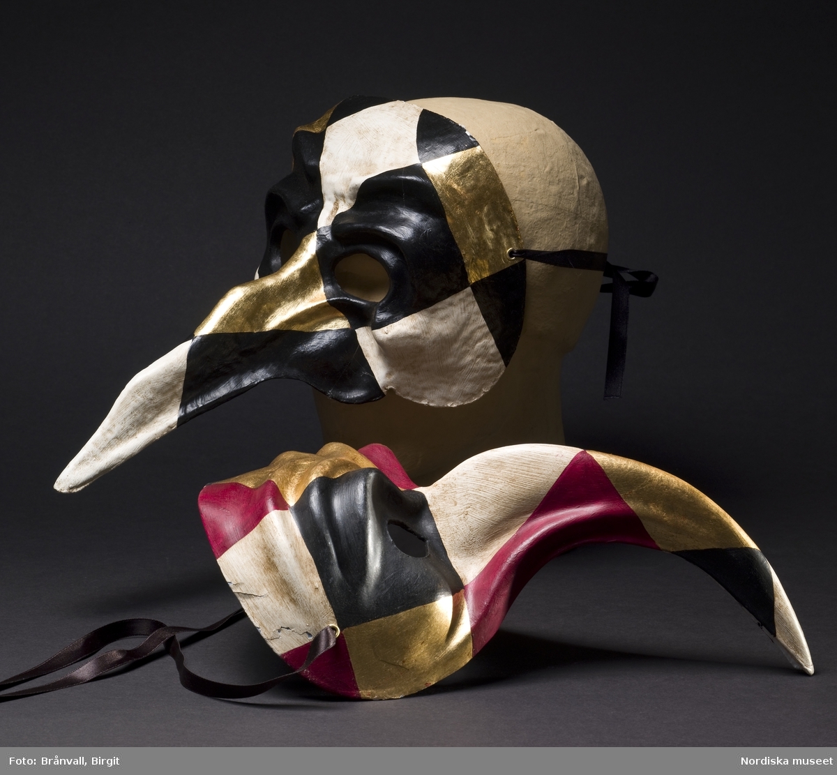 Handgjorda italienska masker för maskerad, karneval m.m. Modellerna heter Scaramouche (svart, vit, guld) och Naso (röd, vit, guld).