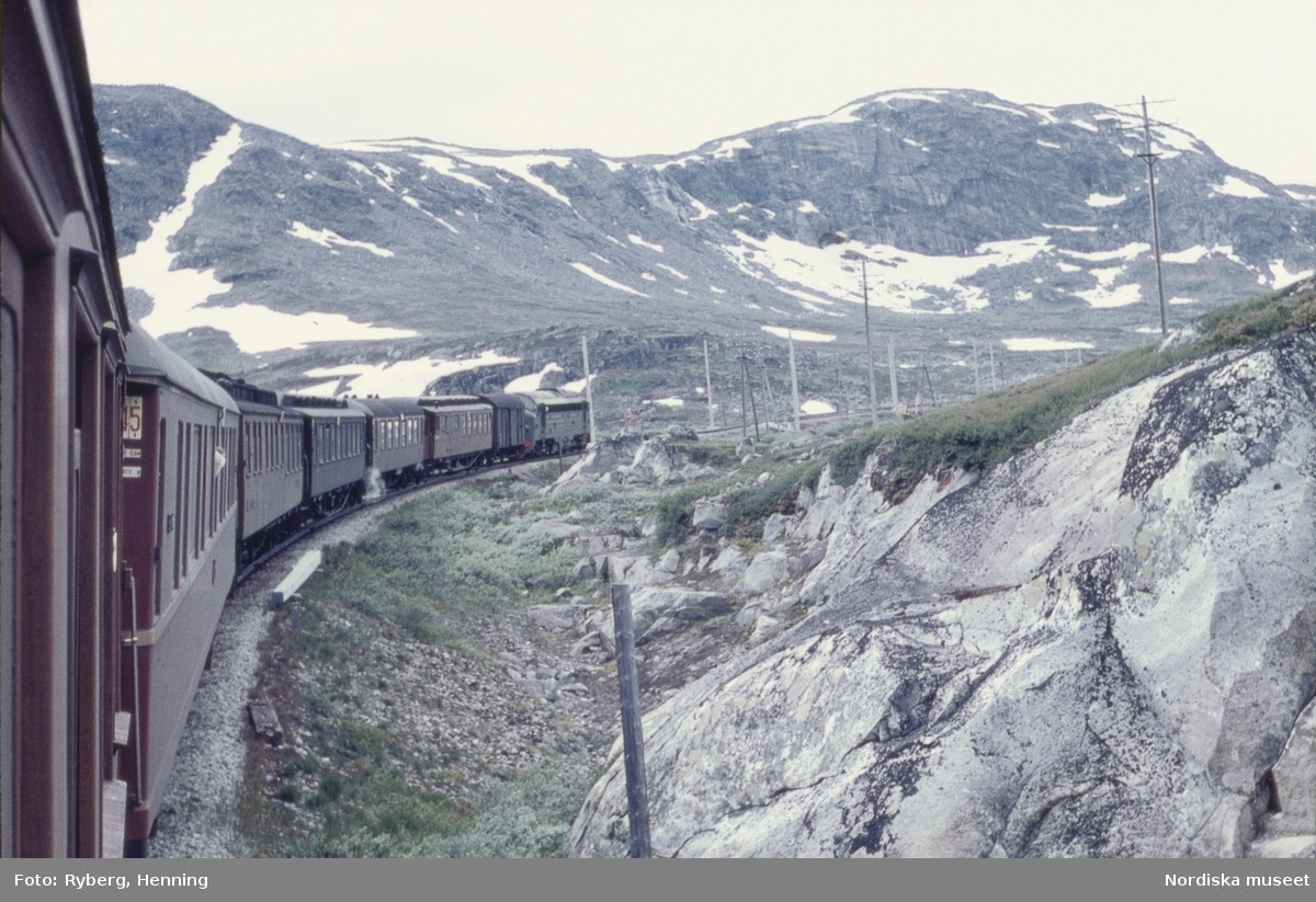 Utsikt genom tågfönster. Tågbanan "Bergenbanan", Norge, 1960.