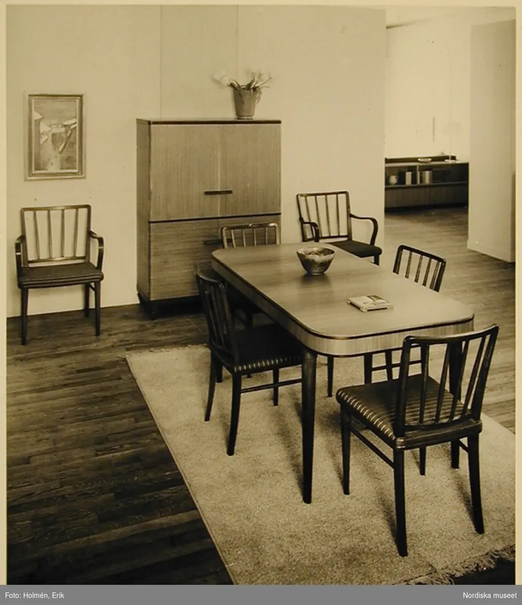 Möbelutställning på Nordiska Kompaniet, "Vackra möbler" maj 1937. Matgrupp formgiven av Axel Einar Hjort.
