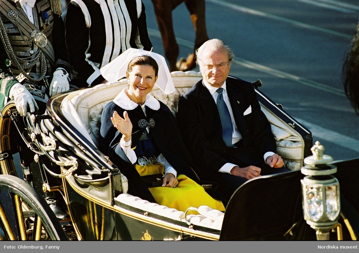 Firandet av den svenska nationaldagen den 6 juni 2004. Kortege med den kungliga familjen i hästdragna vagnar till Skansen. Kungliga Livgardets Dragonbataljon.
